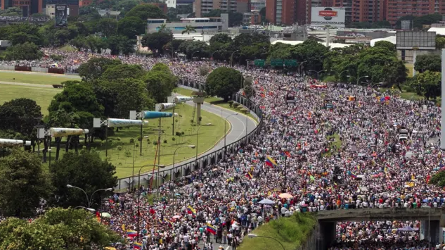 Venezolanos salen para protestar contra el régimen de maduro.