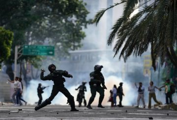 Policías chavistas contra el pueblo venezolano.