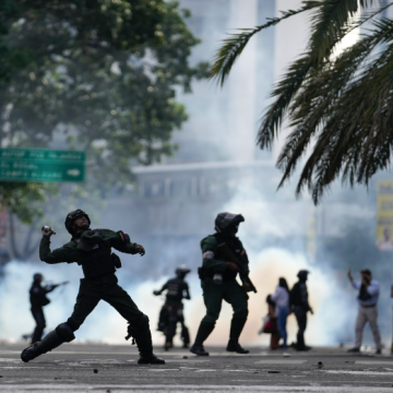 Policías chavistas contra el pueblo venezolano.