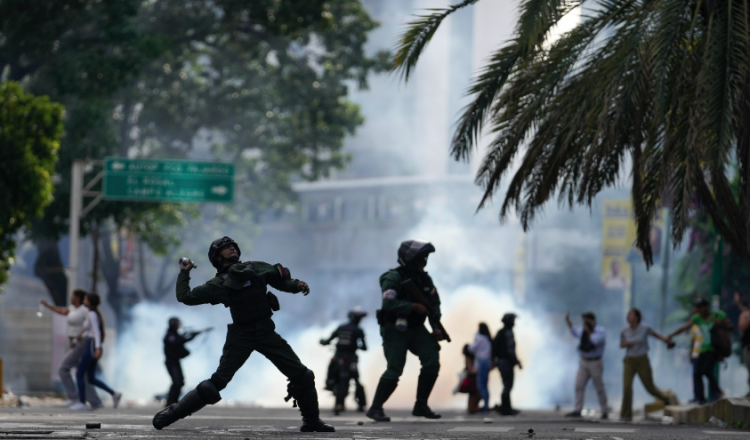 Policías chavistas contra el pueblo venezolano.