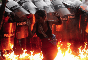 Mujer en llamas en las manifestaciones en Venezuela.