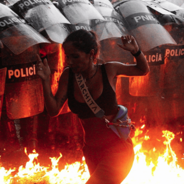 Mujer en llamas en las manifestaciones en Venezuela.