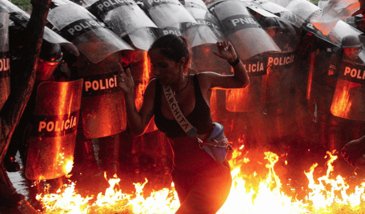 Mujer en llamas en las manifestaciones en Venezuela.