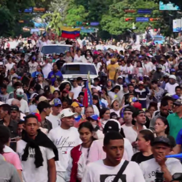 Venezolanos protestan en las calles.