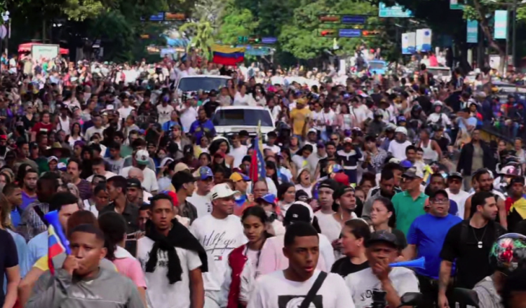 Venezolanos protestan en las calles.