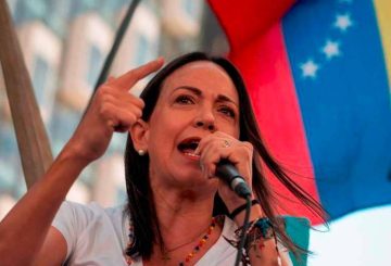 En una reciente entrevista con el diario Tal Cual, María Corina Machado resaltó que la oposición se mantiene fuerte y determinada, afirmando: "Aquí nadie está retrocediendo y nadie está desmoralizado".