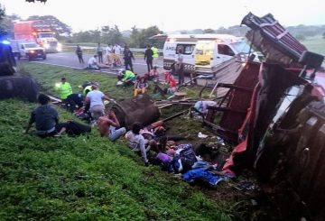 Durante la madrugada de este miércoles, una camioneta que transportaba a 25 migrantes se volcó en la carretera Coatzacoalcos–Minatitlán.