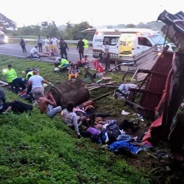 Durante la madrugada de este miércoles, una camioneta que transportaba a 25 migrantes se volcó en la carretera Coatzacoalcos–Minatitlán.