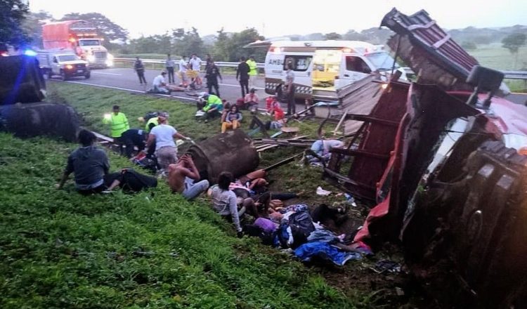 Durante la madrugada de este miércoles, una camioneta que transportaba a 25 migrantes se volcó en la carretera Coatzacoalcos–Minatitlán.