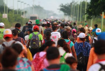 Llegan mil 200 migrantes a Zanatepec; buscan cruzar en caravana el territorio de Oaxaca.