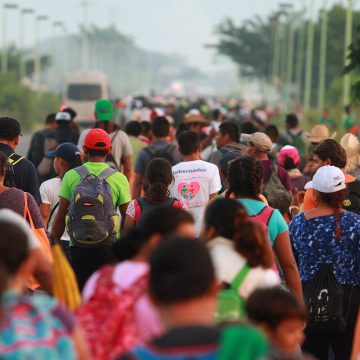 Llegan mil 200 migrantes a Zanatepec; buscan cruzar en caravana el territorio de Oaxaca.