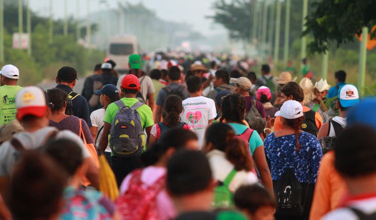 Llegan mil 200 migrantes a Zanatepec; buscan cruzar en caravana el territorio de Oaxaca.