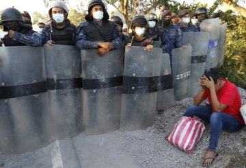 Agentes son acusados de exigir hasta 100 dólares a cada migrante que deseaba abordar un autobús hacia la ciudad fronteriza de Ayutla.