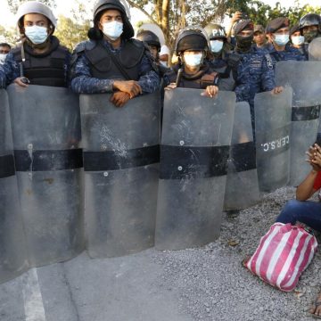 Agentes son acusados de exigir hasta 100 dólares a cada migrante que deseaba abordar un autobús hacia la ciudad fronteriza de Ayutla.