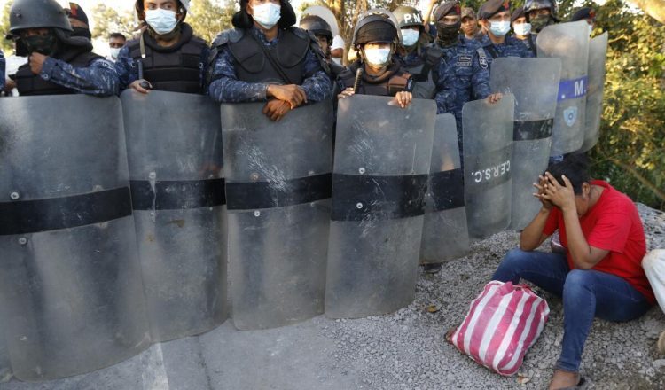 Agentes son acusados de exigir hasta 100 dólares a cada migrante que deseaba abordar un autobús hacia la ciudad fronteriza de Ayutla.