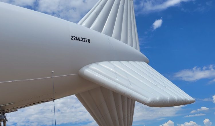 Con el objetivo de prevenir la pérdida de vidas y los cruces ilegales de migrantes en la frontera sur de los Estados Unidos, la Oficina de Aduanas y Protección Fronteriza (CBP) anunció el despliegue de un dirigible de vigilancia de alta tecnología.