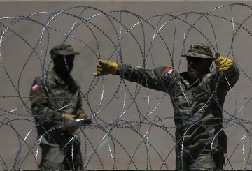 Elementos de la Guardia de Texas han trasladado rollos de alambre de púas y rejas metálicas al bordo del Río Bravo con el objetivo de instalar una tercera línea de defensa contra el cruce ilegal de migrantes.