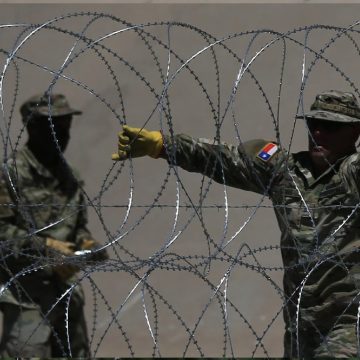 Elementos de la Guardia de Texas han trasladado rollos de alambre de púas y rejas metálicas al bordo del Río Bravo con el objetivo de instalar una tercera línea de defensa contra el cruce ilegal de migrantes.