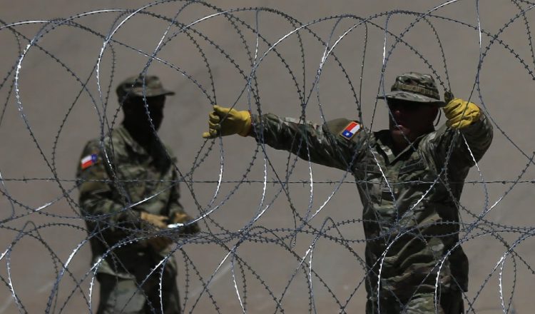 Elementos de la Guardia de Texas han trasladado rollos de alambre de púas y rejas metálicas al bordo del Río Bravo con el objetivo de instalar una tercera línea de defensa contra el cruce ilegal de migrantes.