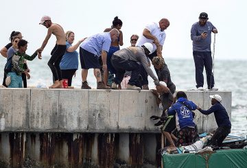 Un grupo de 43 migrantes cubanos fue detenido en la madrugada del martes tras llegar en una embarcación precaria a los Cayos de Florida, según informó la Patrulla Fronteriza de Estados Unidos.