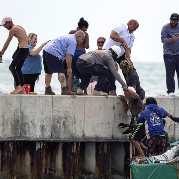 Un grupo de 43 migrantes cubanos fue detenido en la madrugada del martes tras llegar en una embarcación precaria a los Cayos de Florida, según informó la Patrulla Fronteriza de Estados Unidos.