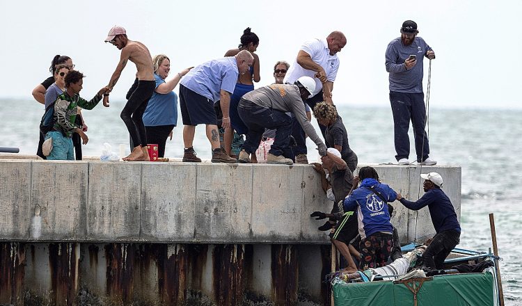 Un grupo de 43 migrantes cubanos fue detenido en la madrugada del martes tras llegar en una embarcación precaria a los Cayos de Florida, según informó la Patrulla Fronteriza de Estados Unidos.