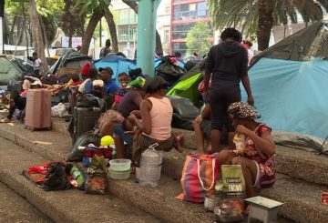 Migrantes improvisan campamentos en la Ciudad de México en espera de conseguir asilo en EU