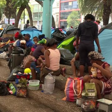 Migrantes improvisan campamentos en la Ciudad de México en espera de conseguir asilo en EU