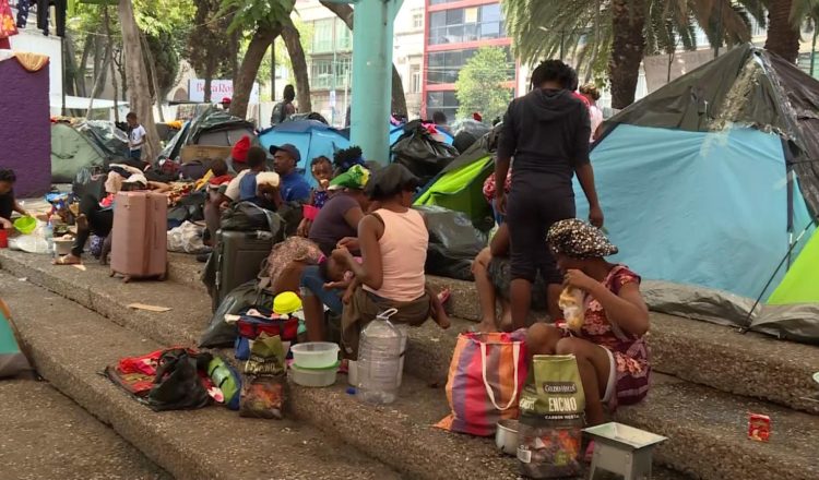 Migrantes improvisan campamentos en la Ciudad de México en espera de conseguir asilo en EU