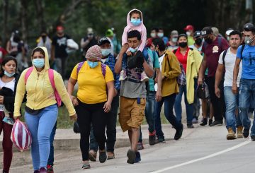 En medio de la alerta naranja decretada en Oaxaca por el inminente impacto del huracán John, cientos de migrantes han comenzado a caminar en caravana, recorriendo más de 30 kilómetros desde el municipio de Santo Domingo Zanatepec.