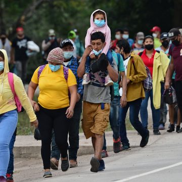 En medio de la alerta naranja decretada en Oaxaca por el inminente impacto del huracán John, cientos de migrantes han comenzado a caminar en caravana, recorriendo más de 30 kilómetros desde el municipio de Santo Domingo Zanatepec.