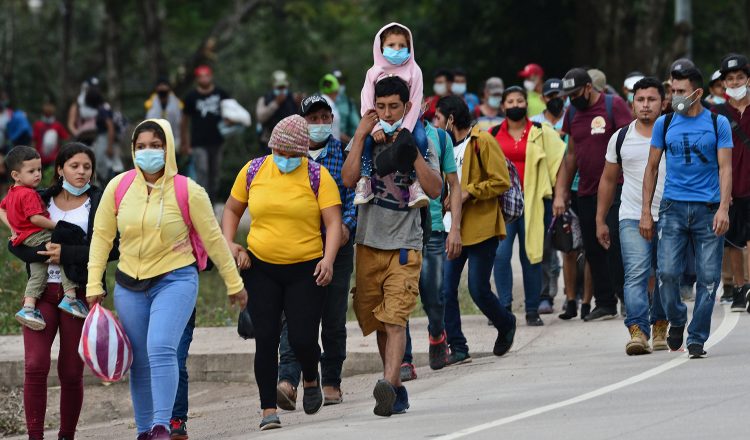 En medio de la alerta naranja decretada en Oaxaca por el inminente impacto del huracán John, cientos de migrantes han comenzado a caminar en caravana, recorriendo más de 30 kilómetros desde el municipio de Santo Domingo Zanatepec.