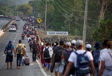 a plataforma CBP-One en el estado de Chiapas ha generado una situación crítica para numerosos migrantes que buscan llegar a Estados Unidos. Atrapados por la falta de recursos y la frustración de las largas filas, muchos optan por proseguir su camino a pie.