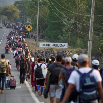 a plataforma CBP-One en el estado de Chiapas ha generado una situación crítica para numerosos migrantes que buscan llegar a Estados Unidos. Atrapados por la falta de recursos y la frustración de las largas filas, muchos optan por proseguir su camino a pie.