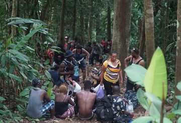 En lo que va del 2024, más de 244,000 migrantes han atravesado la peligrosa selva del Darién, la frontera natural entre Panamá y Colombia, según datos del Servicio Nacional de Migración de Panamá.