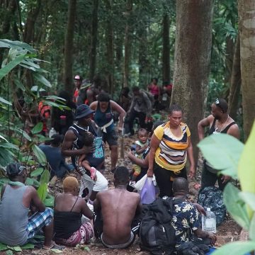 En lo que va del 2024, más de 244,000 migrantes han atravesado la peligrosa selva del Darién, la frontera natural entre Panamá y Colombia, según datos del Servicio Nacional de Migración de Panamá.