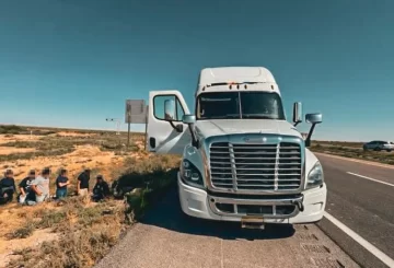 Al menos 23 migrantes fueron detenidos recientemente cuando las autoridades los encontraron ocultos en el interior de un remolque de tráiler.