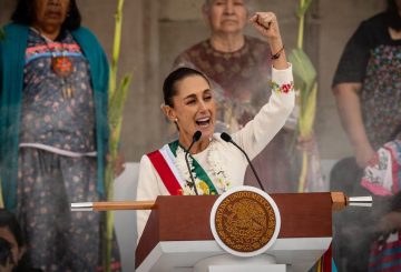 La primera caravana migrante de la administración de Claudia Sheinbaum Pardo (CSP) partió de la frontera Sur hacia la Ciudad de México, con cientos de indocumentados demandando un cambio en la política migratoria.