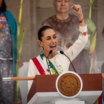 La primera caravana migrante de la administración de Claudia Sheinbaum Pardo (CSP) partió de la frontera Sur hacia la Ciudad de México, con cientos de indocumentados demandando un cambio en la política migratoria.