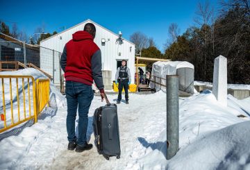 El plan revela que en 2025, Canadá aceptará 395,000 nuevos residentes permanentes, lo que representa una disminución del 21% respecto a la cifra previamente aprobada de 500,000. En 2026, esta cifra se reducirá a 380,000, y para 2027 se espera que baje a 365,000. Estas cifras marcan un giro significativo en la política de inmigración del país, que había estado en aumento durante la última década, resaltando la intención del gobierno de responder a las necesidades cambiantes del país.