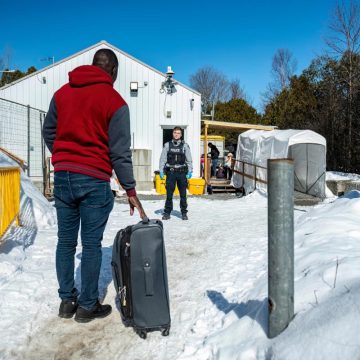 El plan revela que en 2025, Canadá aceptará 395,000 nuevos residentes permanentes, lo que representa una disminución del 21% respecto a la cifra previamente aprobada de 500,000. En 2026, esta cifra se reducirá a 380,000, y para 2027 se espera que baje a 365,000. Estas cifras marcan un giro significativo en la política de inmigración del país, que había estado en aumento durante la última década, resaltando la intención del gobierno de responder a las necesidades cambiantes del país.