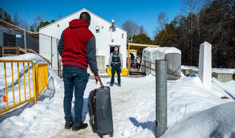 El plan revela que en 2025, Canadá aceptará 395,000 nuevos residentes permanentes, lo que representa una disminución del 21% respecto a la cifra previamente aprobada de 500,000. En 2026, esta cifra se reducirá a 380,000, y para 2027 se espera que baje a 365,000. Estas cifras marcan un giro significativo en la política de inmigración del país, que había estado en aumento durante la última década, resaltando la intención del gobierno de responder a las necesidades cambiantes del país.