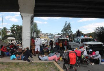 La caravana migrante denominada “Dios nos guía”, compuesta por 139 personas provenientes de países como Venezuela, Honduras, El Salvador, Guatemala y Haití, llegó a Xaloztoc la noche del lunes y continúa su travesía este miércoles por los municipios de Tlaxcala. Este grupo, integrado por 100 hombres, 23 mujeres y 16 niños, tiene un objetivo claro: llegar a la Ciudad de México en su camino hacia el norte del país en busca de nuevas oportunidades y un futuro mejor.