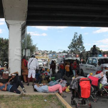 La caravana migrante denominada “Dios nos guía”, compuesta por 139 personas provenientes de países como Venezuela, Honduras, El Salvador, Guatemala y Haití, llegó a Xaloztoc la noche del lunes y continúa su travesía este miércoles por los municipios de Tlaxcala. Este grupo, integrado por 100 hombres, 23 mujeres y 16 niños, tiene un objetivo claro: llegar a la Ciudad de México en su camino hacia el norte del país en busca de nuevas oportunidades y un futuro mejor.