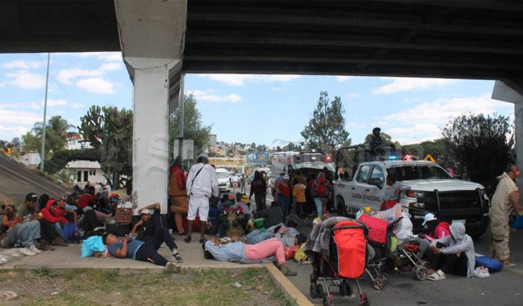 La caravana migrante denominada “Dios nos guía”, compuesta por 139 personas provenientes de países como Venezuela, Honduras, El Salvador, Guatemala y Haití, llegó a Xaloztoc la noche del lunes y continúa su travesía este miércoles por los municipios de Tlaxcala. Este grupo, integrado por 100 hombres, 23 mujeres y 16 niños, tiene un objetivo claro: llegar a la Ciudad de México en su camino hacia el norte del país en busca de nuevas oportunidades y un futuro mejor.