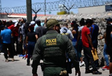 La Patrulla Fronteriza del Sector El Paso inició el año fiscal 2025 con un fuerte operativo de seguridad que ha resultado en la detención de 186 personas migrantes en un lapso de tres semanas. Estos migrantes intentaban ingresar a los Estados Unidos a través de métodos peligrosos, como una alcantarilla, o se encontraban ocultos en casas de seguridad.