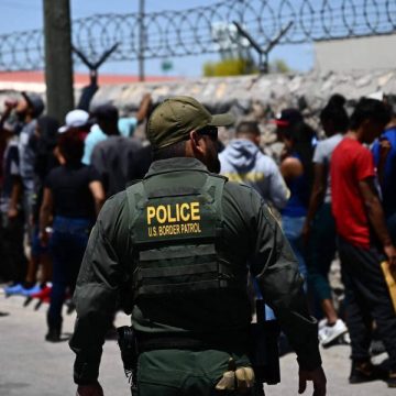 La Patrulla Fronteriza del Sector El Paso inició el año fiscal 2025 con un fuerte operativo de seguridad que ha resultado en la detención de 186 personas migrantes en un lapso de tres semanas. Estos migrantes intentaban ingresar a los Estados Unidos a través de métodos peligrosos, como una alcantarilla, o se encontraban ocultos en casas de seguridad.