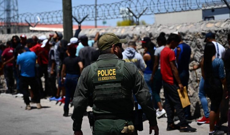 La Patrulla Fronteriza del Sector El Paso inició el año fiscal 2025 con un fuerte operativo de seguridad que ha resultado en la detención de 186 personas migrantes en un lapso de tres semanas. Estos migrantes intentaban ingresar a los Estados Unidos a través de métodos peligrosos, como una alcantarilla, o se encontraban ocultos en casas de seguridad.