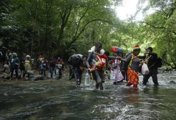 Según un informe de la Defensoría del Pueblo de Colombia, cada migrante enfrenta un costo de 350 dólares para realizar el cruce en lancha hacia Acandí, antes de adentrarse en la peligrosa selva del Darién. Sin embargo, no todos pueden pagar este precio y muchos terminan varados en las playas de Necoclí por semanas, enfrentando una situación de vulnerabilidad extrema y agresiones.