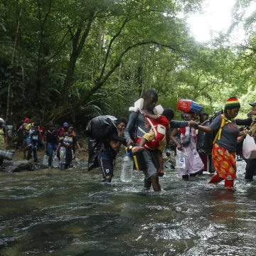 Según un informe de la Defensoría del Pueblo de Colombia, cada migrante enfrenta un costo de 350 dólares para realizar el cruce en lancha hacia Acandí, antes de adentrarse en la peligrosa selva del Darién. Sin embargo, no todos pueden pagar este precio y muchos terminan varados en las playas de Necoclí por semanas, enfrentando una situación de vulnerabilidad extrema y agresiones.